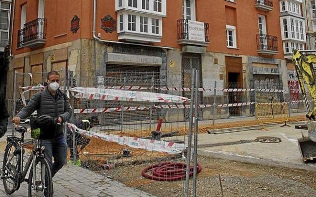 Alokatu edo saltzen den kartela duten etxebizitzen irudia. Alex Larretxi