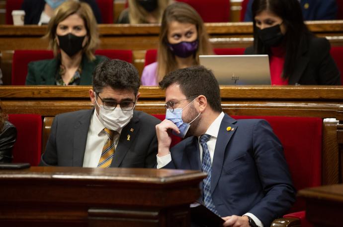 El president de la Generalitat, Pere Aragonès, junto al vicepresident, Jordi Puigneró durante una sesión en el Parlament