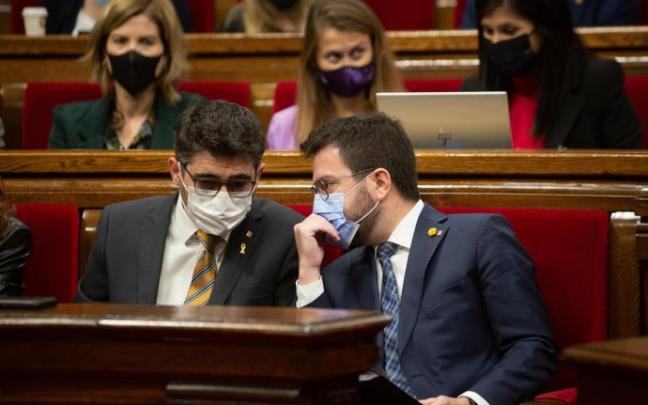 El president de la Generalitat, Pere Aragonès, junto al vicepresident, Jordi Puigneró durante una sesión en el Parlament El president de la Generalitat, Pere Aragonès, junto al vicepresident, Jordi Puigneró durante una sesión en el Parlament
