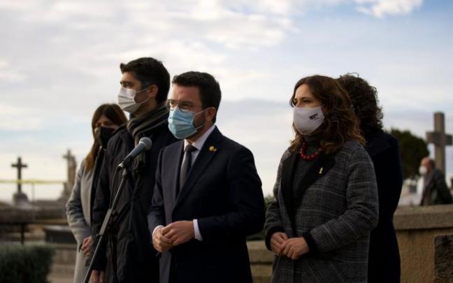 Pere Aragonès, junto a Gemma Geis, Jordi Puigneró, Laura Vilagrà y Teresa Jordà en la ofrenda floral a Francesc Macià. Pere Aragonès, junto a Gemma Geis, Jordi Puigneró, Laura Vilagrà y Teresa Jordà en la ofrenda floral a Francesc Macià.