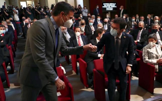 El presidente del Gobierno español, Pedro Sánchez, saluda al presidente de la Generalitat, Pere Aragonés.