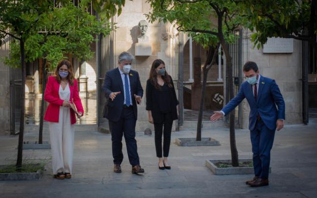 Laura Vilagrà, el presidente de JxCat en el Parlament de Catalunya, Albert Batet, la portavoz de JxCat en el Parlament de Catalunya, Mònica Sales, y el president de la Generalitat, Pere Aragonès. Laura Vilagrà, el presidente de JxCat en el Parlament de Catalunya, Albert Batet, la portavoz de JxCat en el Parlament de Catalunya, Mònica Sales, y el president de la Generalitat, Pere Aragonès.
