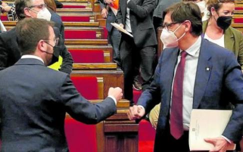 Pere Aragonès (ERC), que hoy será investido president, saluda antes de la sesión a Salvador Illa, líder del PSC y de la oposición durante esta próximia legislatura. Foto: Efe Pere Aragonès (ERC), que hoy será investido president, saluda antes de la sesión a Salvador Illa, líder del PSC y de la oposición durante esta próximia legislatura. Foto: Efe