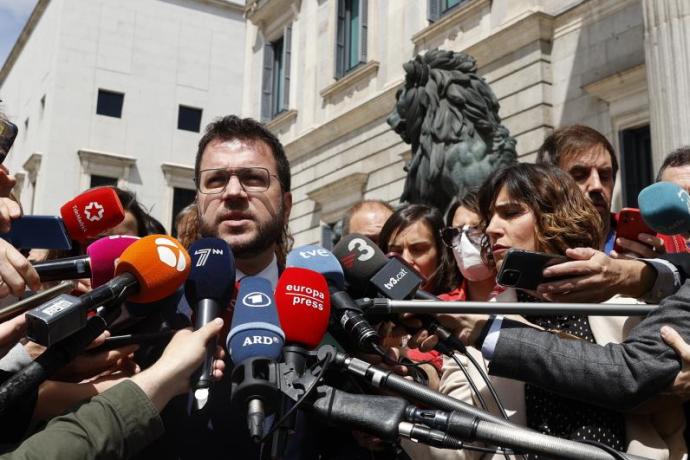Pere Aragonès responde ante las puertas del Congreso en medio de una gran expectación mediática tras verse con los partidos víctimas del espionaje al independentismo. Foto: Efe