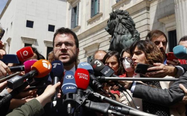 Pere Aragonès responde ante las puertas del Congreso en medio de una gran expectación mediática tras verse con los partidos víctimas del espionaje al independentismo. Foto: Efe