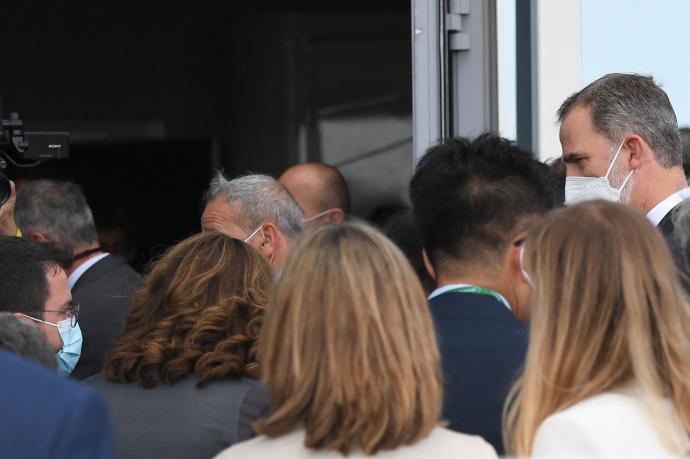 Felipe VI saluda a Pere Aragonés en presencia del presidente surcoreano y la alcaldesa de Barcelona, Ada Colau