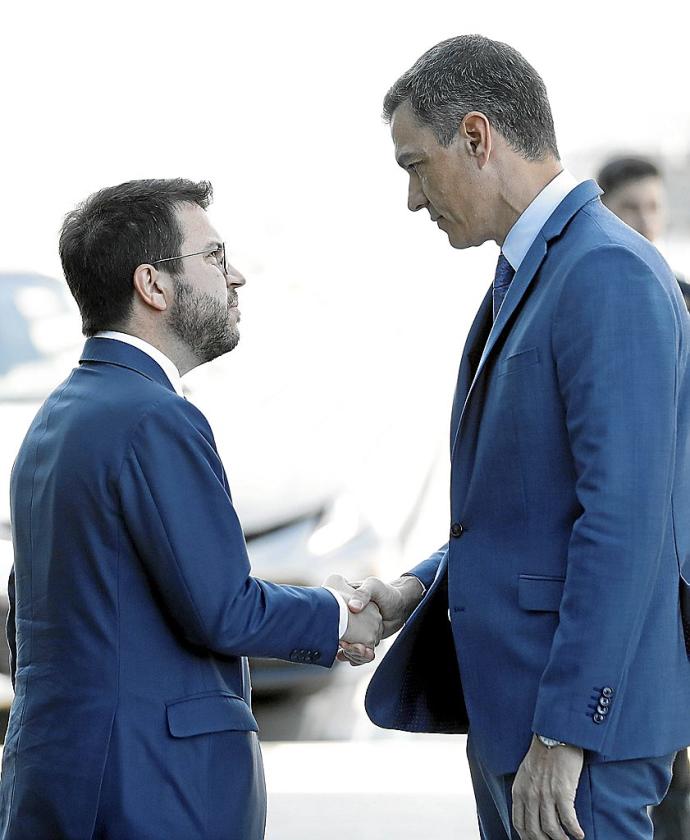 Pere Aragonès saluda con frialdad a Pedro Sánchez, ayer durante el acto del Cercle d'Economia en Barcelona. Foto: Efe
