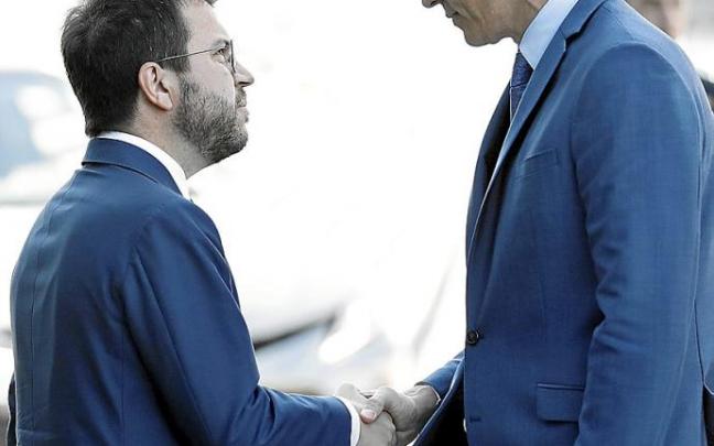 Pere Aragonès saluda con frialdad a Pedro Sánchez, ayer durante el acto del Cercle d'Economia en Barcelona. Foto: Efe