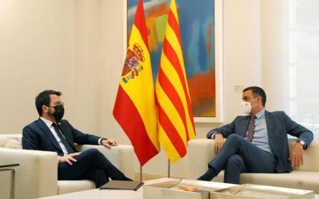 Sánchez y Aragonès, durante el encuentro que han mantenido en Moncloa. Sánchez y Aragonès, durante el encuentro que han mantenido en Moncloa.