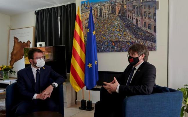 Aragonès y Puigdemont, durante el encuentro que han matenido en Waterloo. Aragonès y Puigdemont, durante el encuentro que han matenido en Waterloo.