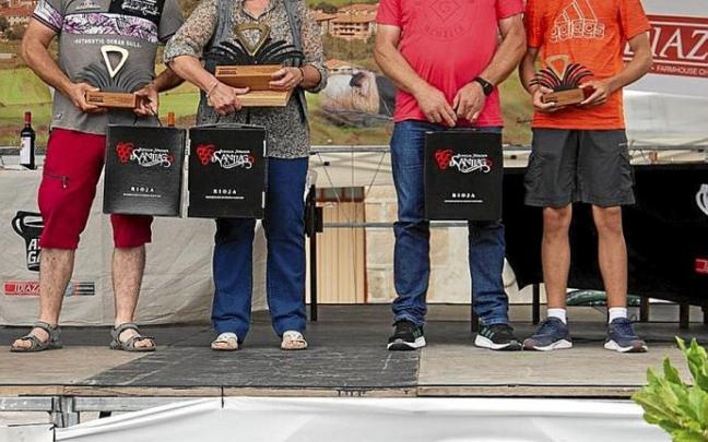 Con las lógicas precauciones, menos puestos y menos gente que en anteriores ediciones, el Artzain Eguna volvió a teñir de color las calles de Araia.