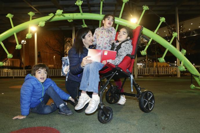 Naiara García de Andoin con sus tres hijos, Araitz, Ixone y Unai, en Bilbao hace dos años