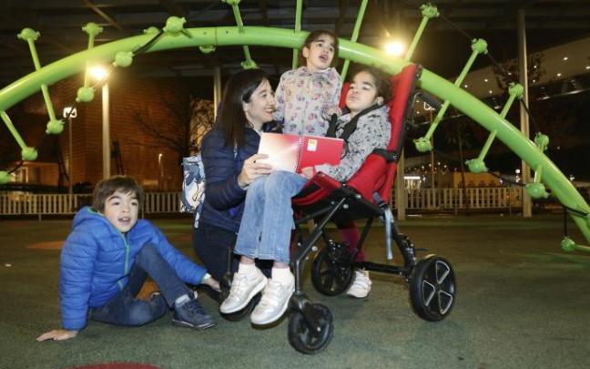 Naiara García de Andoin con sus tres hijos, Araitz, Ixone y Unai, en Bilbao hace dos años