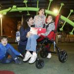 Naiara García de Andoin con sus tres hijos, Araitz, Ixone y Unai, en Bilbao hace dos años.