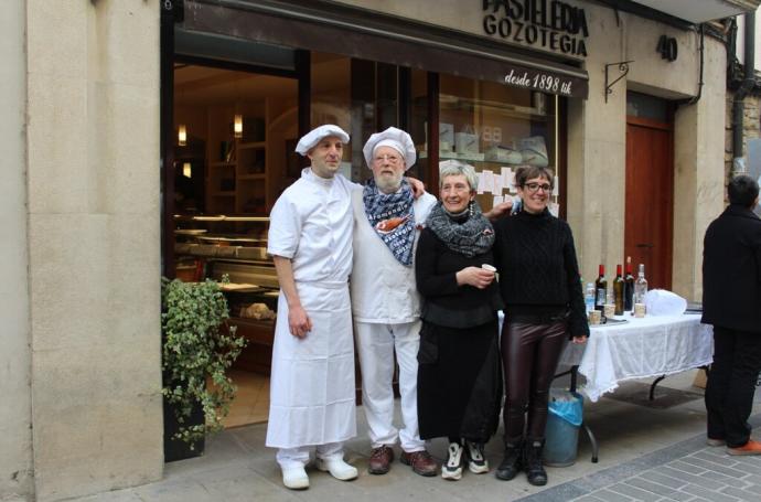 Foto de la familia Aramendia Landa, el domingo en la fiesta de despedida de la pastelería.