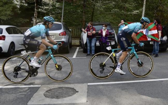 Alex Aranburu tira de Ion Izagirre durante el transcurso de la etapa definitiva de la Itzulia.