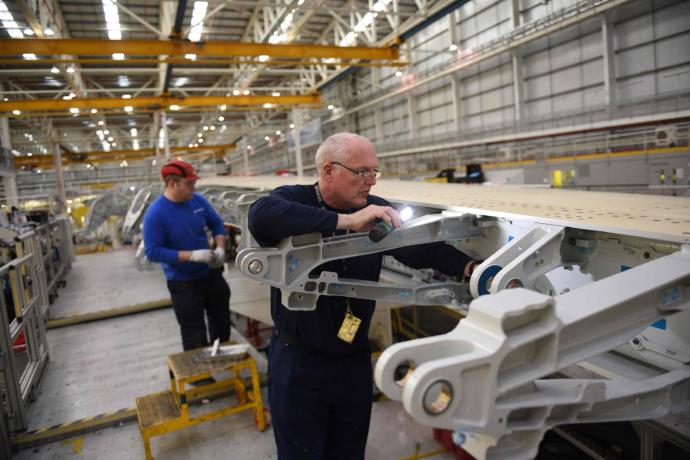 Dos trabajadores de Airbus, en una fábrica en Reino Unido.