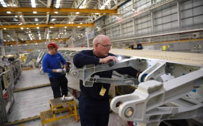 Dos trabajadores de Airbus, en una fábrica en Reino Unido. Dos trabajadores de Airbus, en una fábrica en Reino Unido.