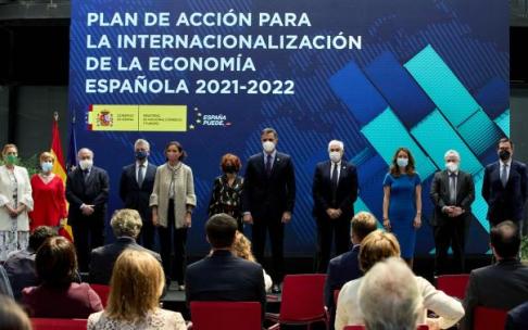 Arantxa Tapia, junto a Reyes Maroto y Pedro Sánchez, entre otros, ayer miércoles, en Madrid.