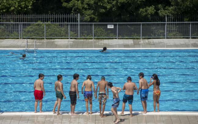 Ya se pueden comprar online los abonos para las piscinas municipales de Aranzadi y San Jorge