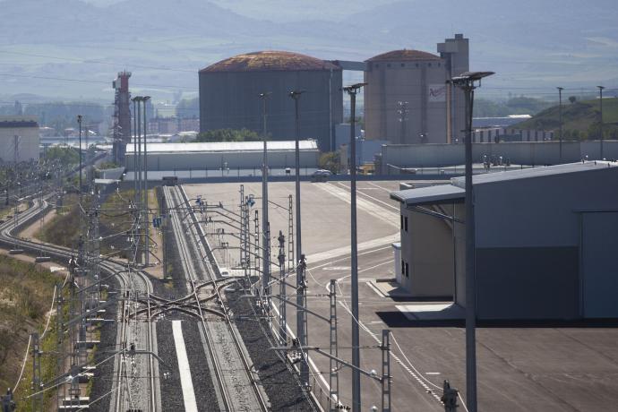 Vía del tren que comunica Arasur.