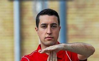 Fuentes realiza una señalización arbitral para la foto.