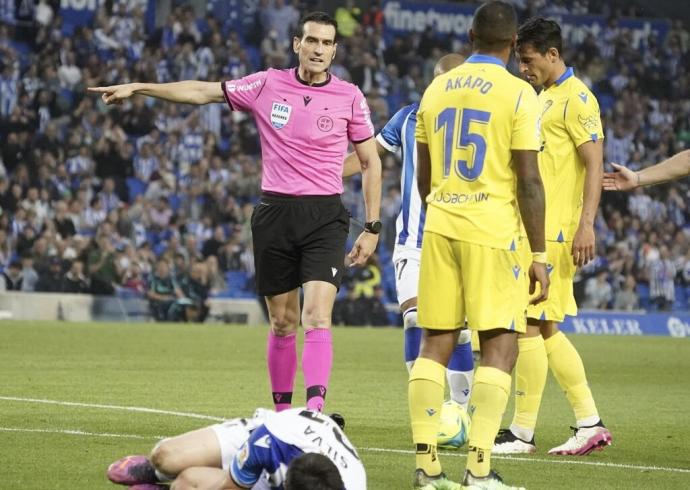 Martínez Munuera, en un lance del partido entre la Real y el Cádiz