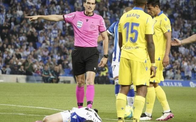 Martínez Munuera, en un lance del partido entre la Real y el Cádiz
