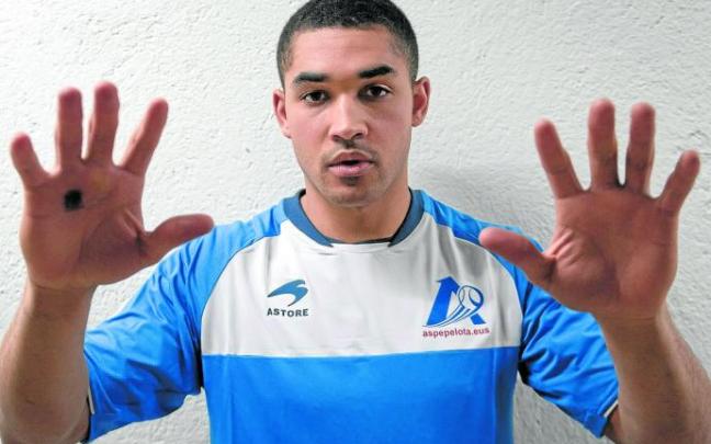 Aarón Arbizu tiene dos años de contrato con Aspe.