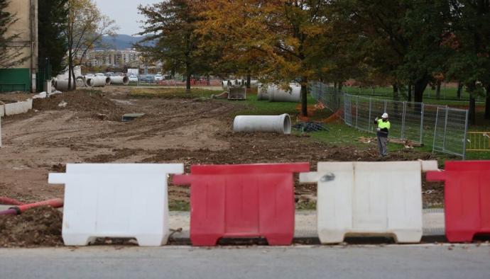 Varios árboles en medio de las obras de reurbanización en Txantrea Sur.