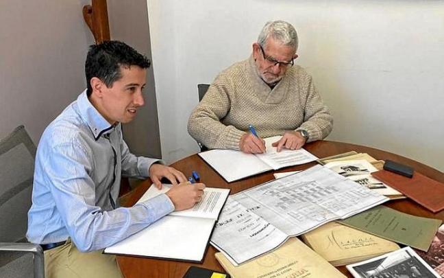 Gorrotxategi y Suso firmando la donación que este de Vitoria ha recabado todos estos años.