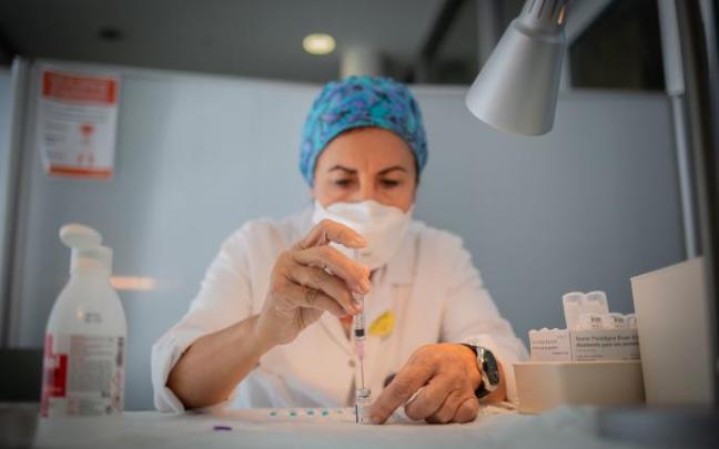 Una enfermera preparando la vacuna Pfizer. Una enfermera preparando la vacuna Pfizer.