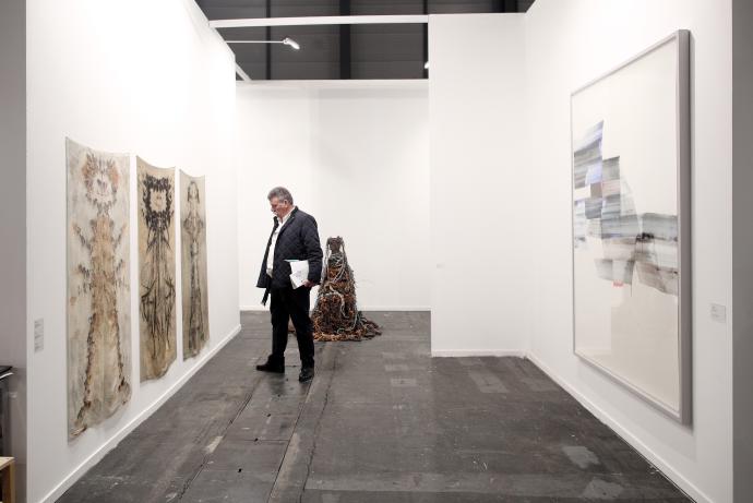 Visitantes visualizan las obras distribuidas en el recinto de IFEMA en la jornada de apertura de la Feria Internacional de Arte Contemporáneo de 2020.