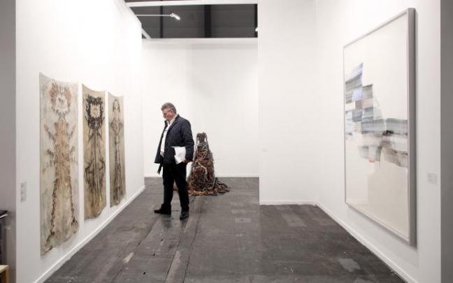 Visitantes visualizan las obras distribuidas en el recinto de IFEMA en la jornada de apertura de la Feria Internacional de Arte Contemporáneo de 2020.