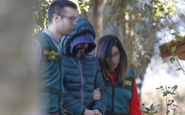 Pedro Nieva, presunto inductor del asesinato de Javier Ardines, durante un registro policial Pedro Nieva, presunto inductor del asesinato de Javier Ardines, durante un registro policial