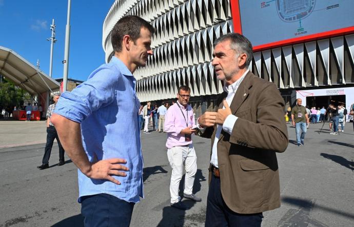 Iñaki Arechabaleta charla con Jon Uriarte durante la jornada electoral