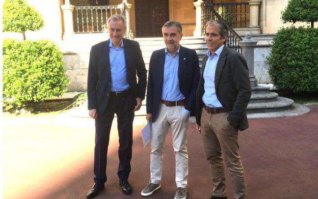 Enrique Asla, Iñaki Arechabaleta y Mario Fernández, frente al Palacio de Ibaigane. Enrique Asla, Iñaki Arechabaleta y Mario Fernández, frente al Palacio de Ibaigane.