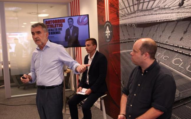 Iñaki Arechabaleta, en el centro, señala a Joseba Basarrate en presencia de Joshua Schirmer en la presentación de sus planes para los equipos femeninos. Iñaki Arechabaleta, en el centro, señala a Joseba Basarrate en presencia de Joshua Schirmer en la presentación de sus planes para los equipos femeninos.