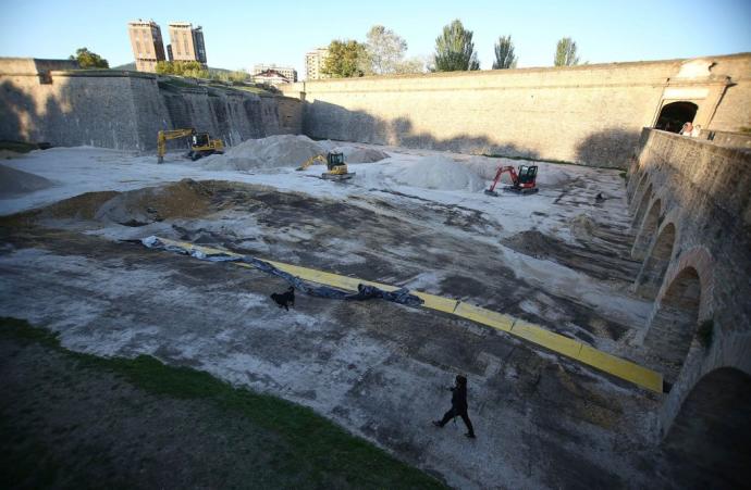 Imagen captada el 4 de octubre de los trabajos de retirada de la arena de los fosos de la Ciudadela tras la celebración del concurso de hípica Gran Premio Las Murallas de Pamplona.