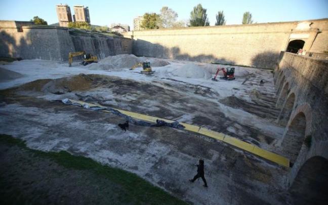 Imagen captada el 4 de octubre de los trabajos de retirada de la arena de los fosos de la Ciudadela tras la celebración del concurso de hípica Gran Premio Las Murallas de Pamplona. Imagen captada el 4 de octubre de los trabajos de retirada de la arena de los fosos de la Ciudadela tras la celebración del concurso de hípica Gran Premio Las Murallas de Pamplona.