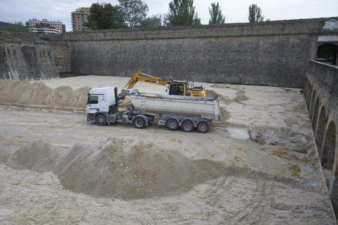 Comienzo de los trabajos para la retirada de la arena en los fosos de la Ciudadela.