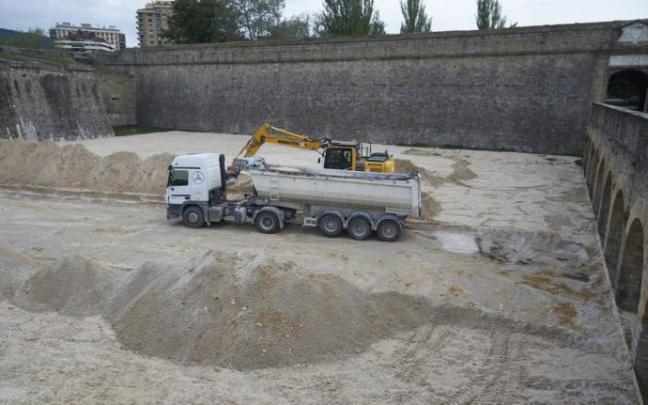 Comienzo de los trabajos para la retirada de la arena en los fosos de la Ciudadela.