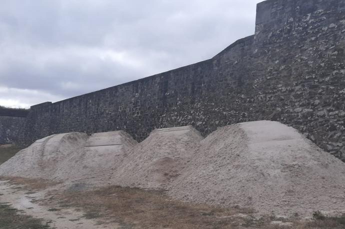 Descargadas toneladas de arena en los fosos de la Ciudadela para el torneo de hípica