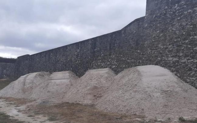 Descargadas toneladas de arena en los fosos de la Ciudadela para el torneo de hípica