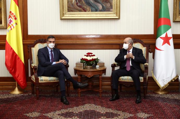 Sánchez durante una reunión con el primer ministro de la República Argelina Democrática y Popular.