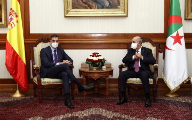 Sánchez durante una reunión con el primer ministro de la República Argelina Democrática y Popular.