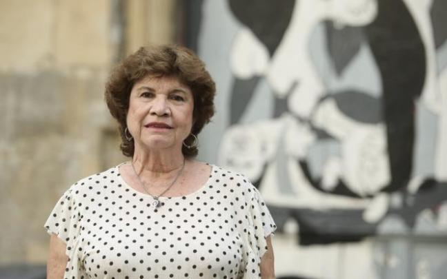 Julieta Bandirali, abogada impulsora de la querella argentina de los Sanfermines 78, delante del Palacio de Rozalejo. Julieta Bandirali, abogada impulsora de la querella argentina de los Sanfermines 78, delante del Palacio de Rozalejo.