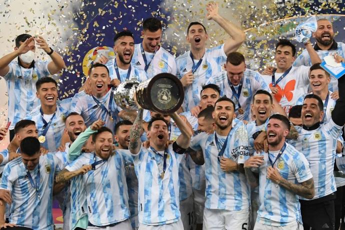 Leo Messi levanta la Copa América que la selección argentina ganó en 2021.