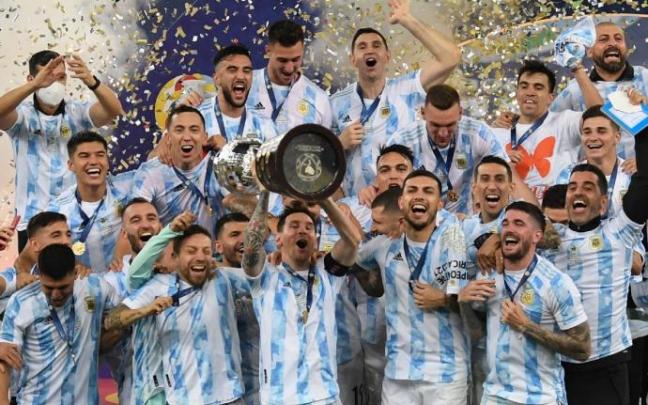 Leo Messi levanta la Copa América que la selección argentina ganó en 2021.