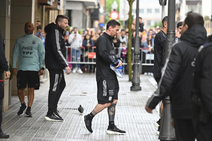 Leo Messi sale del hotel Domine en el marco de la concentración de la selección argentina que está llevando a cabo en Bilbao.